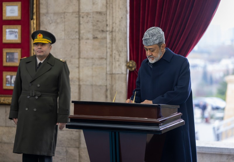 جلالة السلطان يزور ضريح أتاتورك ومكتبة الأمة بأنقرة