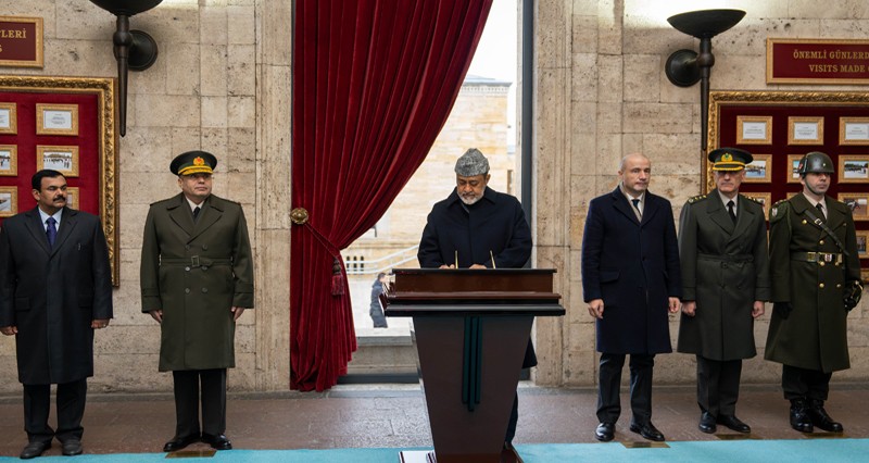 جلالة السلطان يزور ضريح أتاتورك ومكتبة الأمة بأنقرة