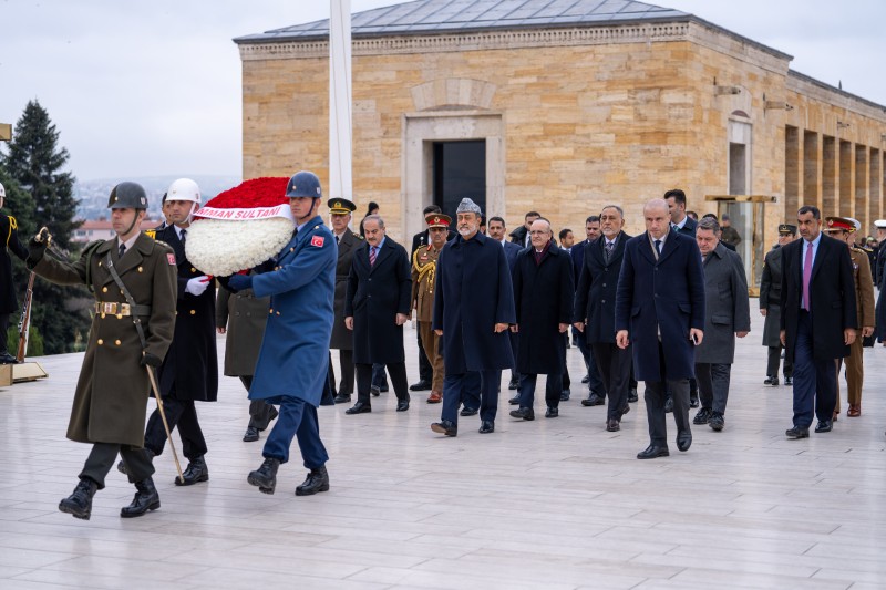 جلالة السلطان يزور ضريح أتاتورك ومكتبة الأمة بأنقرة