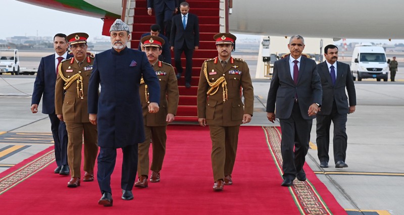 جلالةُ السُّلطان يعود إلى أرض الوطن