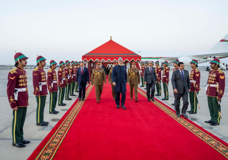 جلالةُ السُّلطان يعود إلى أرض الوطن