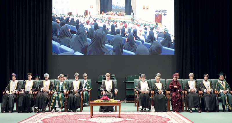 جامعة ظفار تحتفل بتخريج 706 خريجين وخريجات من الدفعة العشرين