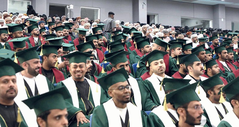 جامعة ظفار تحتفل بتخريج 706 خريجين وخريجات من الدفعة العشرين