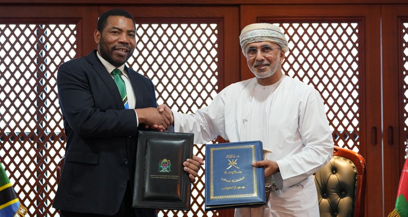 سلطنة عمان وتنزانيا توقعان على اتفاقية إزالة الازدواج الضريبي