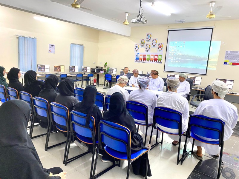 فريق إدارة منظومة التعليم الإلكتروني يزور مدارس شمال الباطنة