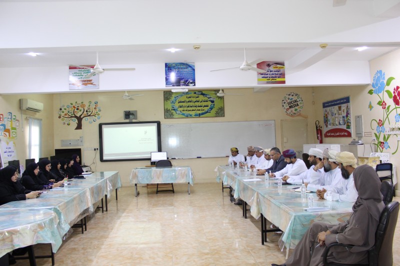 فريق إدارة منظومة التعليم الإلكتروني يزور مدارس شمال الباطنة