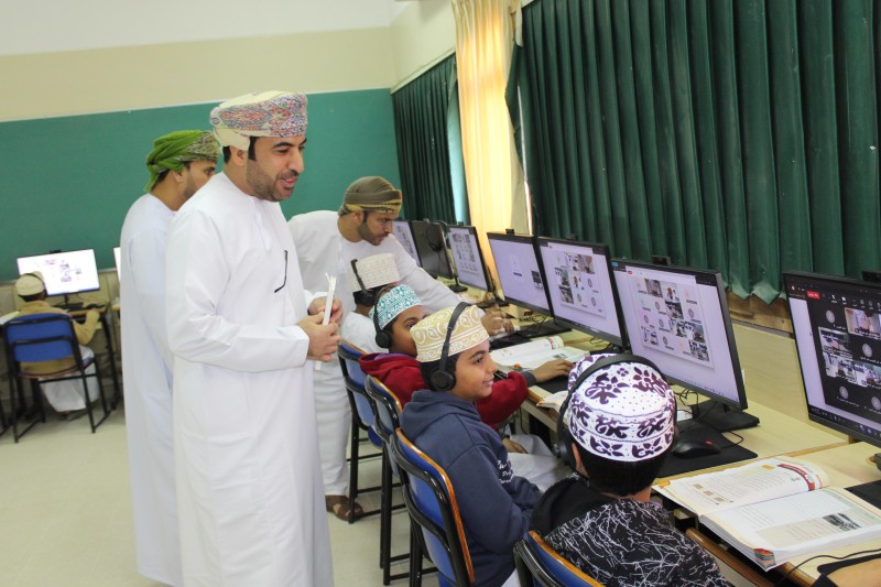 فريق إدارة منظومة التعليم الإلكتروني يزور مدارس شمال الباطنة