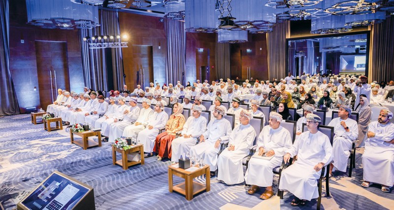 مناقشة تحديات الشركات التقنية الناشئة والقطاع التقني والاتصالات بسلطنة عمان