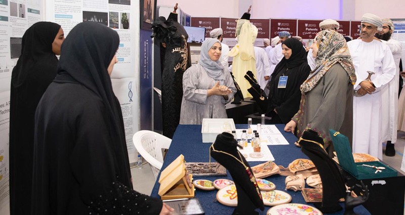 جامعة نزوى تكشف عن 100 مشروع بحثي جديد و13 براءة اختراع