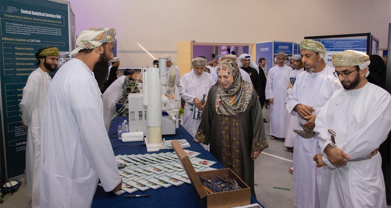 جامعة نزوى تكشف عن 100 مشروع بحثي جديد و13 براءة اختراع