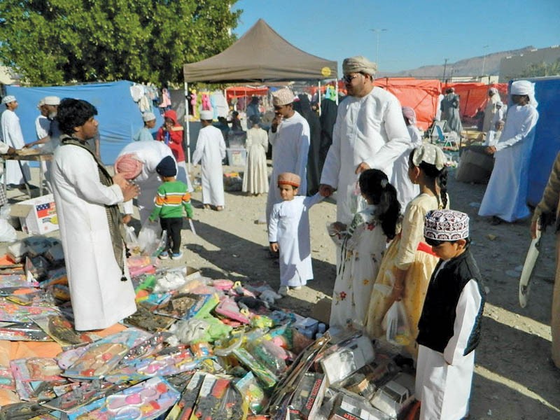 إقبال كبير على هبطة السابع من رجب بسوق جعلان بني بو حسن