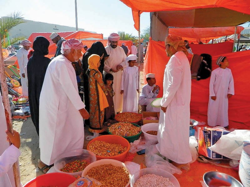 إقبال كبير على هبطة السابع من رجب بسوق جعلان بني بو حسن