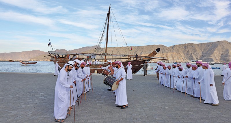 رحلة بحرية تحاكي نهج الآباء والأجداد .. محمل &laquo;فتح الخير 6&raquo; يرسو فـي ميناء خصب