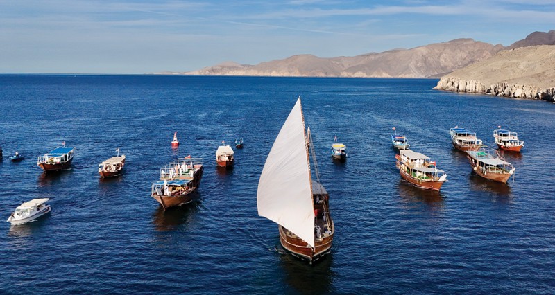 رحلة بحرية تحاكي نهج الآباء والأجداد .. محمل &laquo;فتح الخير 6&raquo; يرسو فـي ميناء خصب