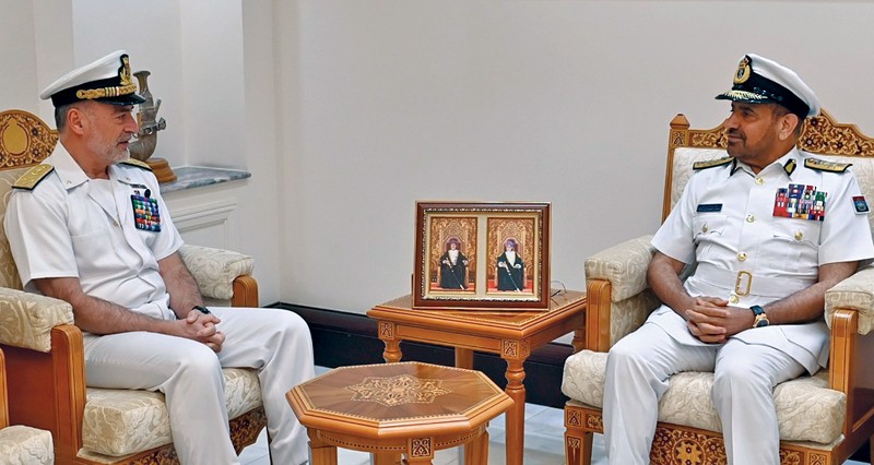 سلطنة عمان وإيطاليا تبحثان الموضوعات العسكرية المشتركة