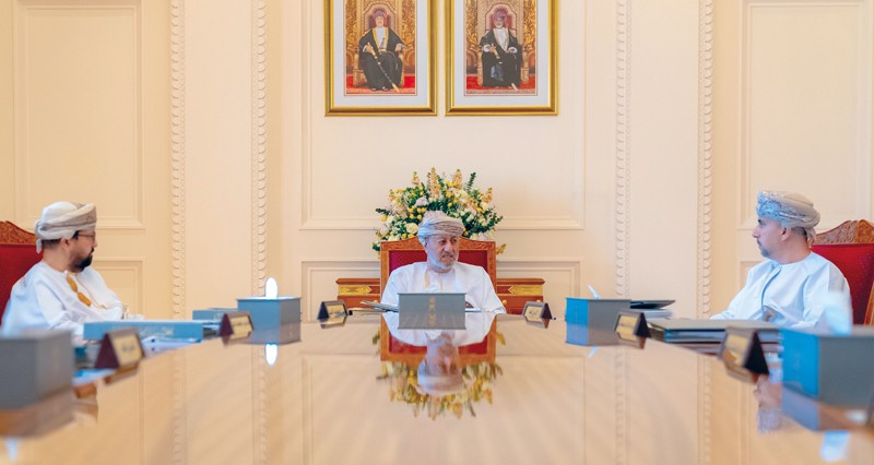 مناقشة تطوير القوانين والتشريعات ذات الطابع القضائي