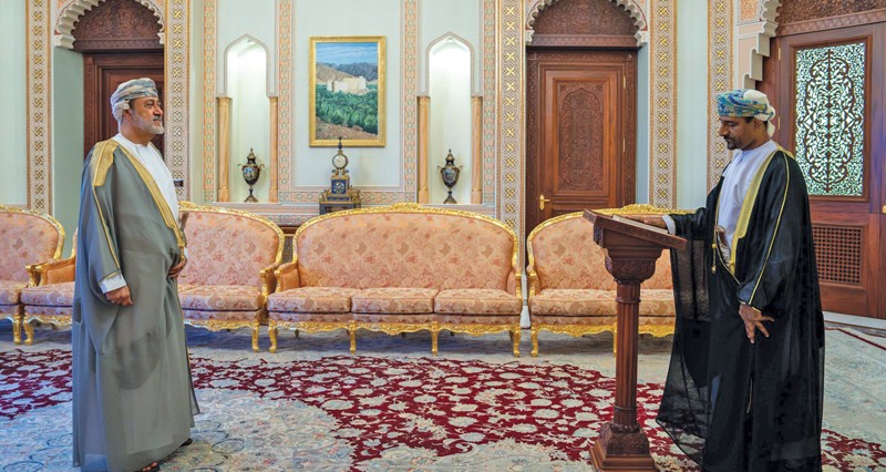 أمام المقام السامي.. محافظ البنك المركزي ومستشاران بالمكتب الخاص يؤدون قسم اليمين