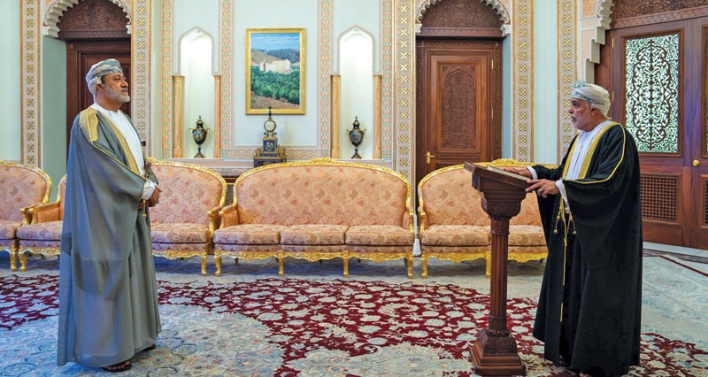 أمام المقام السامي.. محافظ البنك المركزي ومستشاران بالمكتب الخاص يؤدون قسم اليمين