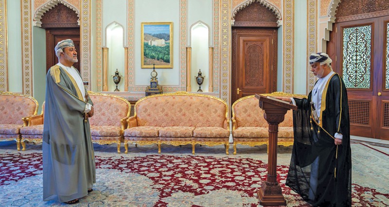 أمام المقام السامي.. محافظ البنك المركزي ومستشاران بالمكتب الخاص يؤدون قسم اليمين