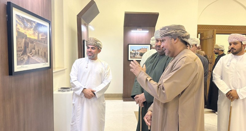 بوابة بهلاء تسدل الستار على معرض سور للتصوير الضوئي