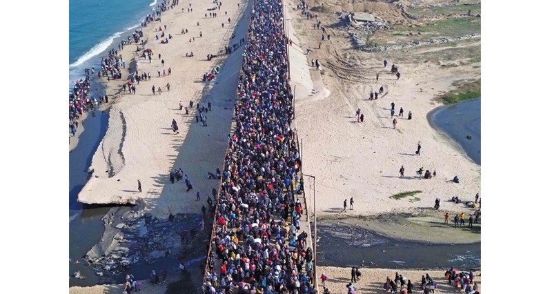 الفلسطينيون يبدؤون العودة لشمال غزة .. وتمديد الترتيبات بلبنان