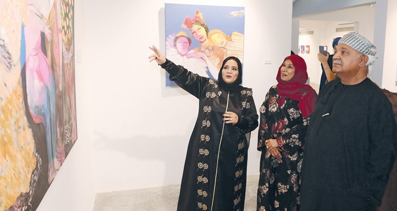 &laquo;شخوص أمي&raquo; حمامة سلام تحلق بحرية فـي عوالم الفن التشكيلي العماني