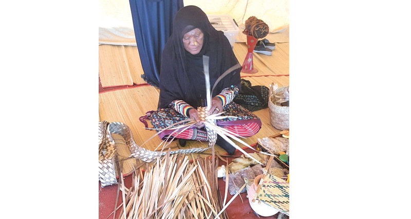 صناعة السعفيات بالمصنعة.. حرفة يتوارثها الأجيال