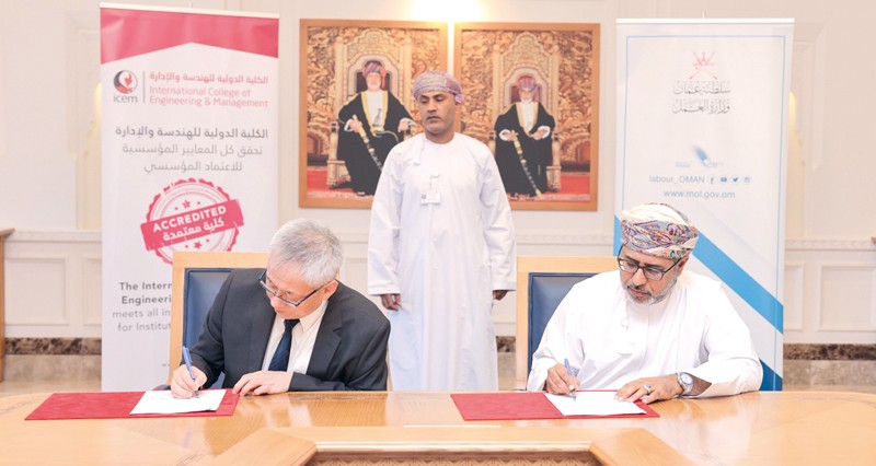 &laquo;العمل&raquo; توقع مذكرتي تعاون لتنمية الموارد البشرية فـي القطاعين الحكومي والخاص