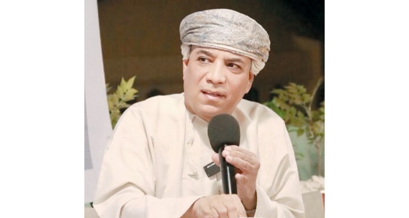 علي الجابري يسرد مسيرته الإعلامية من الإذاعة المدرسية إلى مذيع بتلفزيون سلطنة عُمان