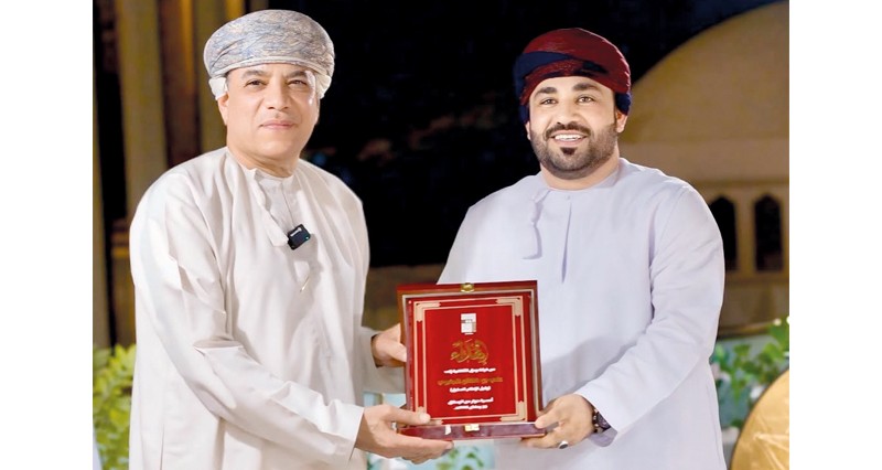 علي الجابري يسرد مسيرته الإعلامية من الإذاعة المدرسية إلى مذيع بتلفزيون سلطنة عُمان