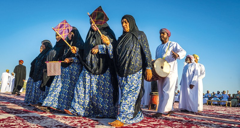فنون شعبية ورقصات تراثية جسدت أفراح العيد بعبري