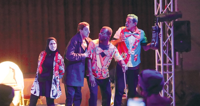 &laquo;حالة من الجنون&raquo; مسرحية تزاوج الكوميديا بين والواقع الاجتماعي بنخل