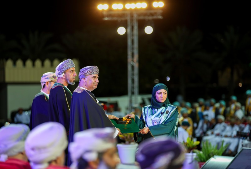 جامعة نزوى تحتفل بتخريج 1246 طالبا وطالبة