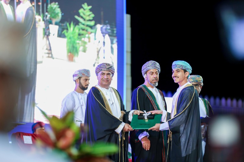 جامعة نزوى تحتفل بتخريج 1246 طالبا وطالبة