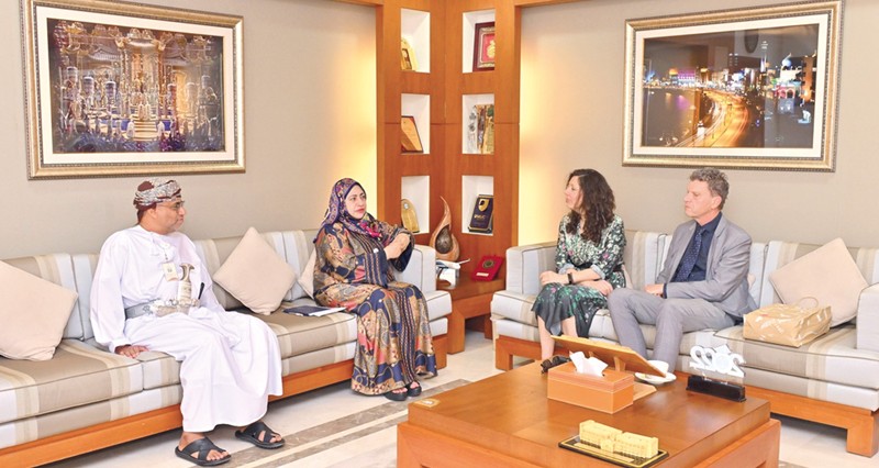 سلطنة عمان وهولندا تبحثان تعزيز التعاون فـي مجال البحث العلمي