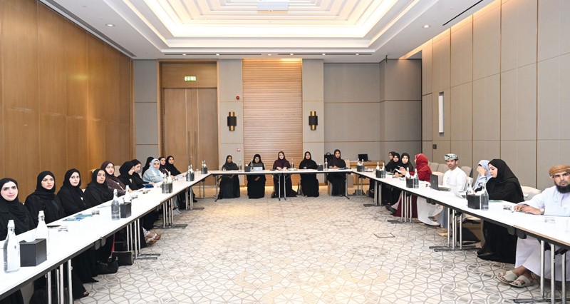 استعراض إجراءات إصدار كتاب المرأة العمانية مسيرة 100 عام