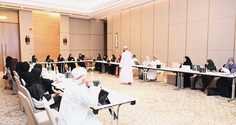 استعراض إجراءات إصدار كتاب المرأة العمانية مسيرة 100 عام