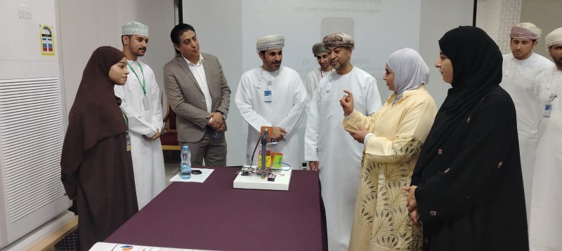 مشاريع طلابية مبتكرة في مجالات الطاقة المتجددة والذكاء الاصطناعي بابراء