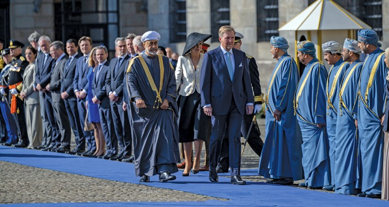 مراسم استقبال رسمية لجلالة السلطان يقيمها ملك هولندا .. والعاهلان يتبادلان الأوسمة