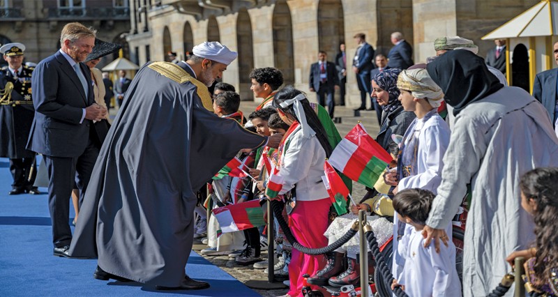 مراسم استقبال رسمية لجلالة السلطان يقيمها ملك هولندا .. والعاهلان يتبادلان الأوسمة