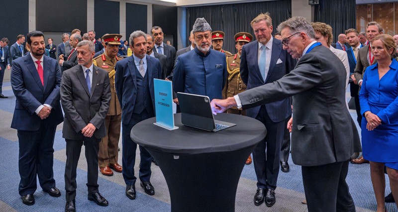 جلالة السلطان يبحث مع رؤساء الشركات الكبرى ورجال الأعمال الهولنديين تنمية الشراكات الاقتصادية