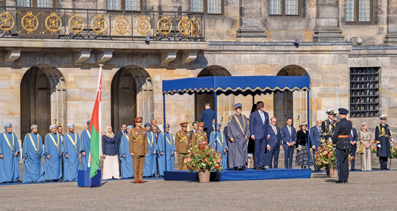 مراسم استقبال رسمية لجلالة السلطان يقيمها ملك هولندا .. والعاهلان يتبادلان الأوسمة