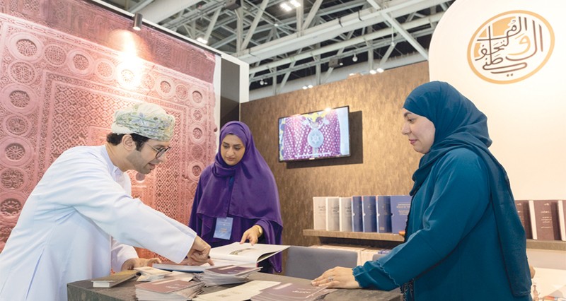 ندوات وجلسات حوارية ومؤلفات تضيء قناديل المعرفة لزوار معرض مسقط الدولي للكتاب