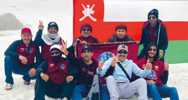 علم سلطنة عمان يرفرف فوق أعلى قمة بجبال كلارديشت الإيرانية