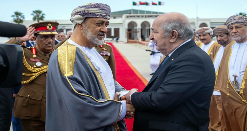 جلالة السلطان يختتم زيارة دولة للجزائر ويستعرض والرئيس الجزائري مجالات التعاون الثنائي وآلية تعزيزها