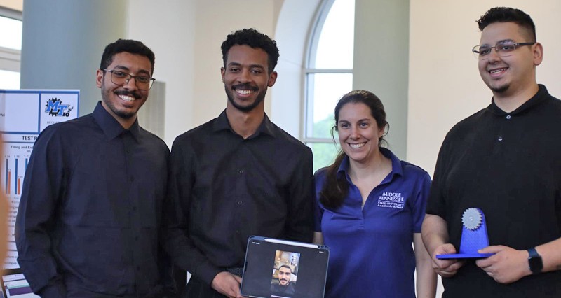 طلبة عمانيون يفوزون فـي مسابقة هندسية أميركية