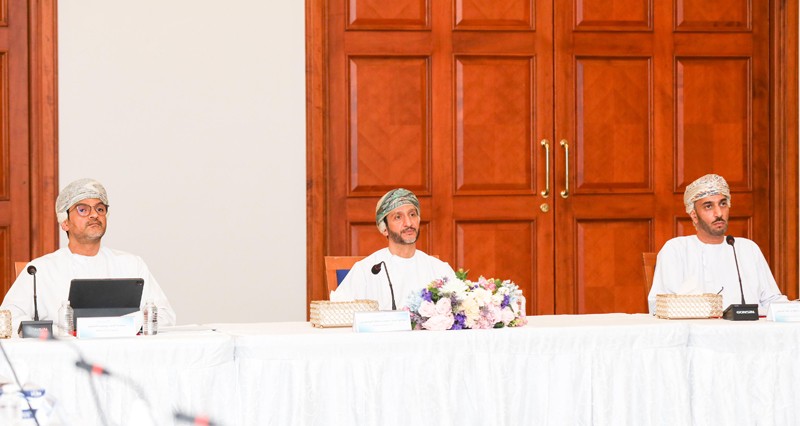 محافظة مسقط تطلع على أدوار وخطط قطاع التراث