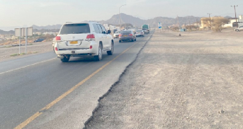 أهالي بهلاء والحمراء ونزوى يطالبون بالتعجيل فـي تنفيذ طريق &laquo;مرفع دارس ـ بهلاء ـ جبرين&raquo;