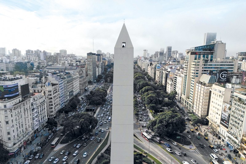 مصعد لمسلة بوينوس آيرس الشهيرة يتيح الوصول إلى قمتها