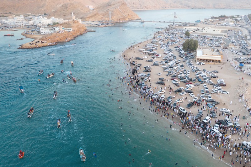 منافسات مثيرة فـي ختام سباق القوارب التقليدية بصور